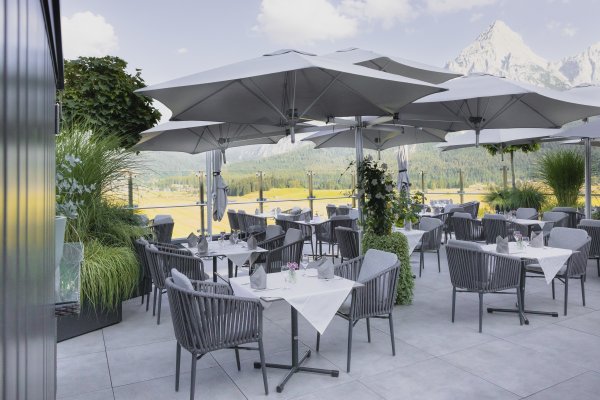 hotel-hubertushof-lermoos-terrasse-blick-sonnenspitze-9495.jpg
