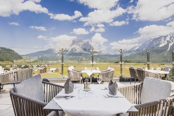 hotel-hubertushof-lermoos-terrasse-zugspitzblick-9423.jpg